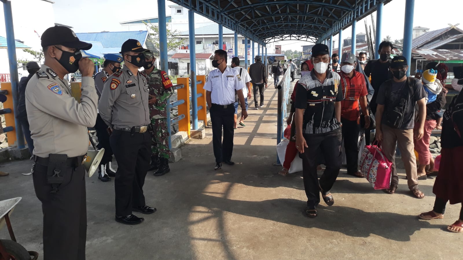 Operasi Yustisi, Kapolsek Kuala Kampar Langsung Turun Cek Situasi Penerapan Prokes di Pelabuhan