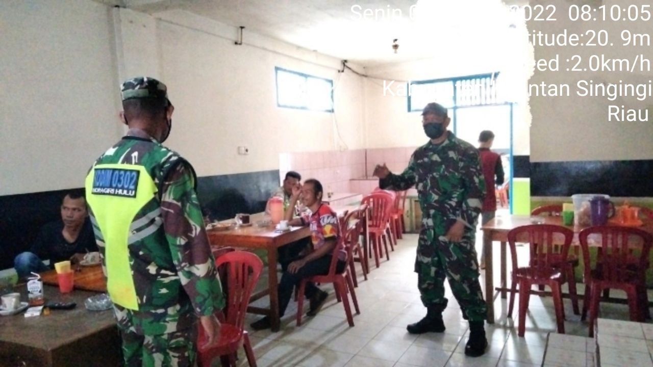 Babinsa Koramil 06/Cerenti Dim 0302/Inhu Berikan Sosialisasi Serta Himbauan Kepada Warga Agar Patuhi Prokes Covid-19 di Tanjung Medan