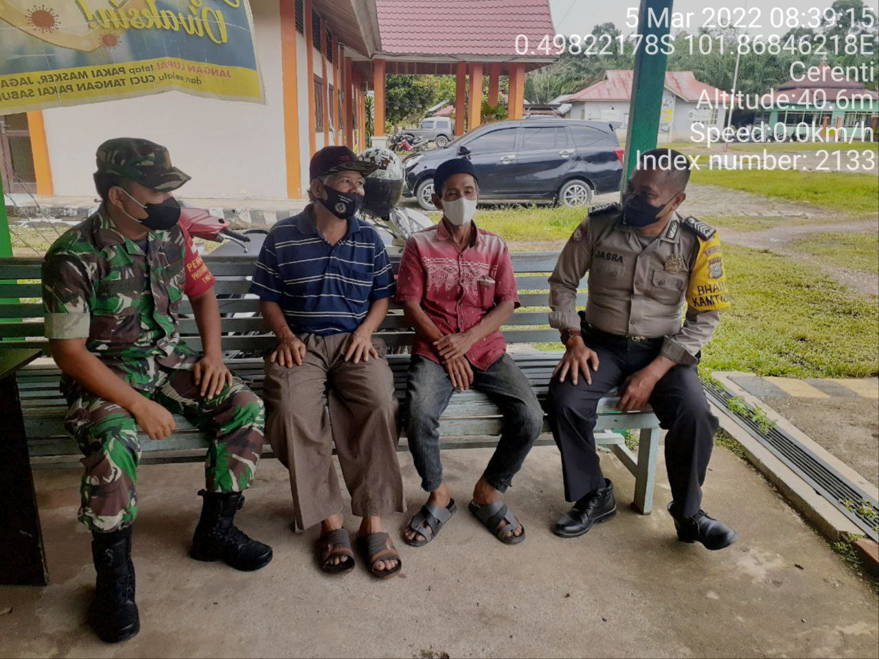 Sertu Efison Babinsa Koramil 06/Cerenti Kodim 0302/Inhu Komsos Dengan Warga Desa Tanjung Medan Kecamatan Cerenti Kabupaten Kuansing