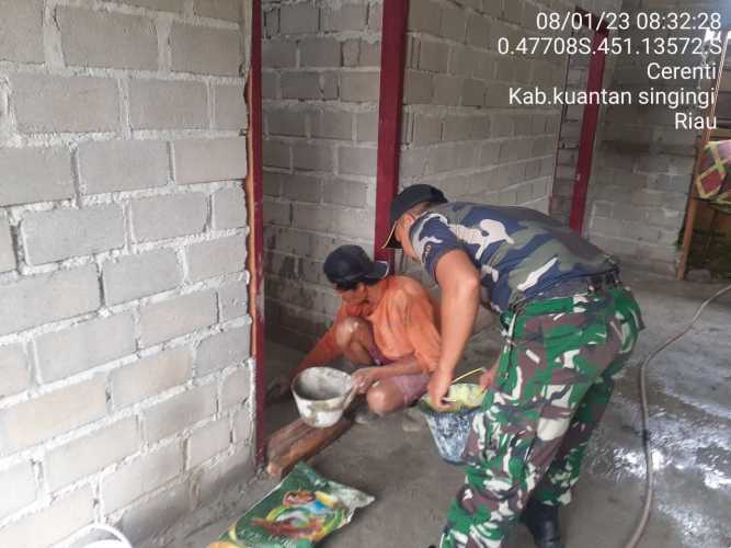 Babinsa Koramil 06/Cerenti Kodim 0302/Inhu Bantu Warga Binaan Melanjutkan Pembuatan Dapur Warga