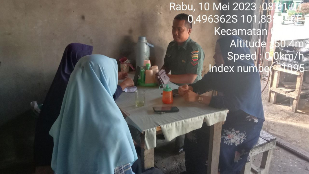 Kopda Junedi Babinsa Koramil 06/Cerenti Kodim 0302/Inhu, Lakukan Komsos Di Kampung Pancasila Desa Tanjung Medan