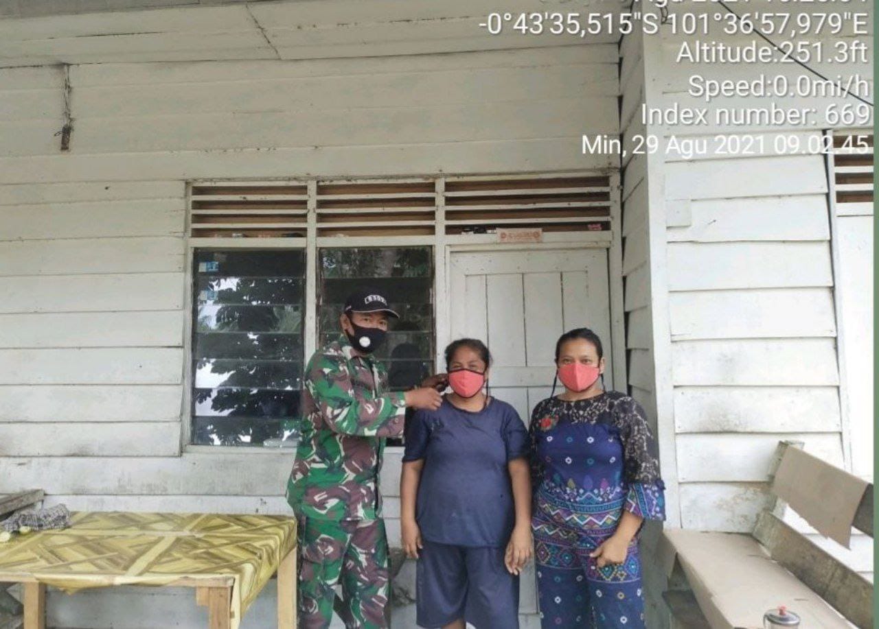 Babinsa Koramil 06/ Cerenti  Kodim 0302/ Inhu, Sertu Heriyus Saputera Bagikan Masker Upaya Meminimalisir Penyebaran Covid-19 Kepada Warga Desa Pasar Inuman