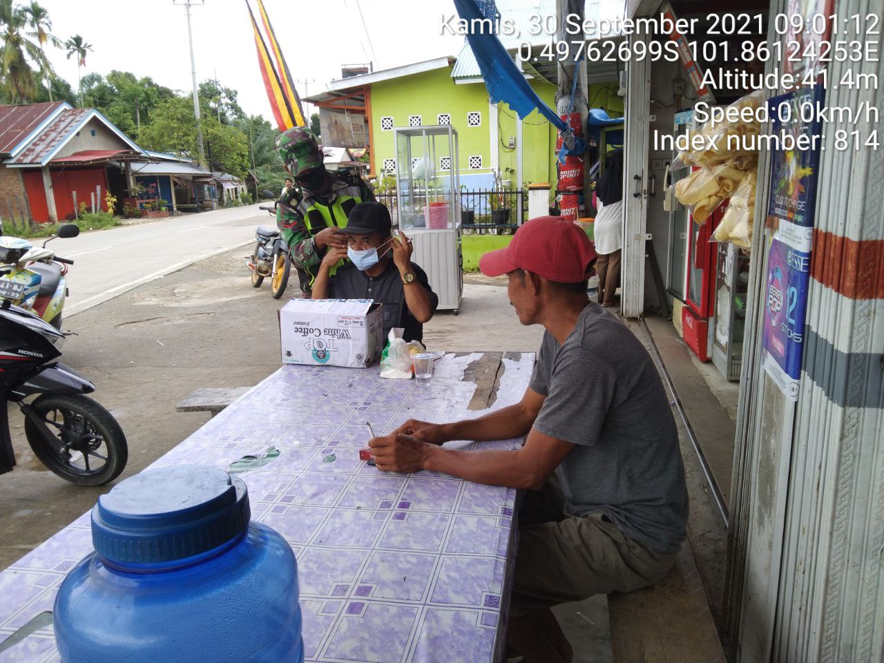 Kopda Junaidi Babinsa Koramil 06/ Cerenti Kodim 0302/ Inhu Bagikan Masker Upaya Meminimalisir Penyebaran Covid-19 Kepada Warga