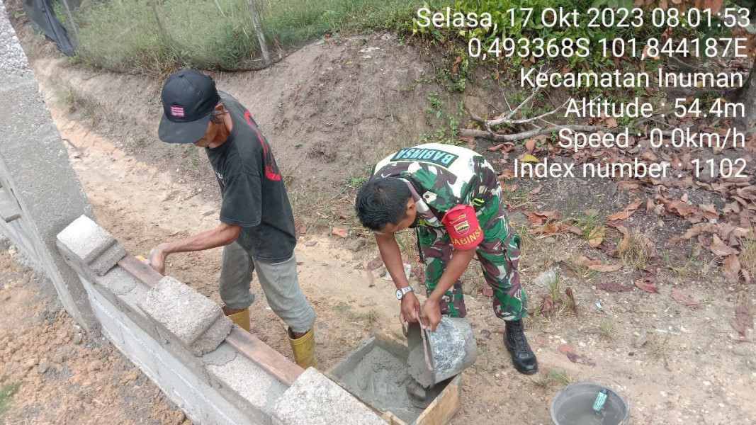 Babinsa Koramil 06/Cerenti Dim 0302/Inhu, Laksanakan Gotong Royong Bersama Warga Desa Binaan di Kecamatan Inuman Kabupaten Kuansing