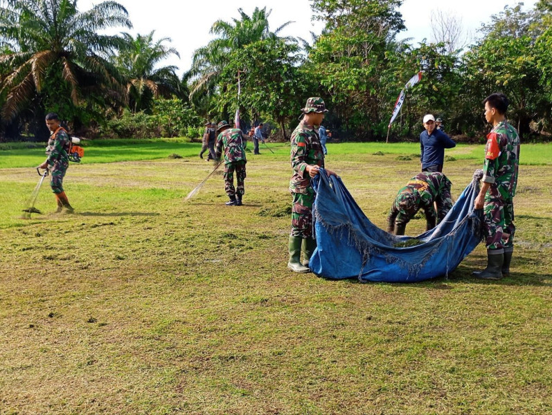 Untuk Penutupan TMMD KE-120 Kodim 0302/Inhu Di Desa Pekan Heran Kecamatan Rengat Barat, Personil  Mempersiapkan Lapangan Upacara