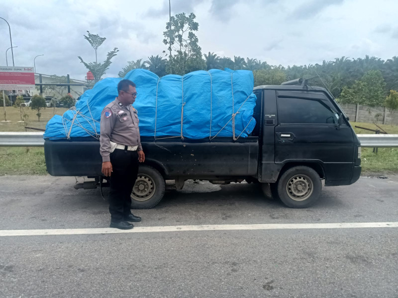 Nekat Lawan Arus di Tol Pekanbaru-Dumai, Mobil Bermuatan Durian Berhasil Digagalkan