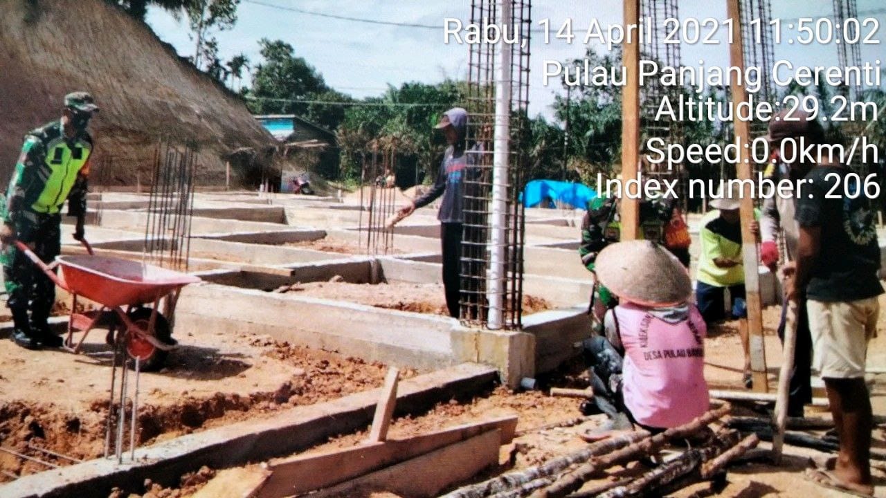 Babinsa Koramil 06/Cerenti Bersama Masyarakat Membangun Mesjid