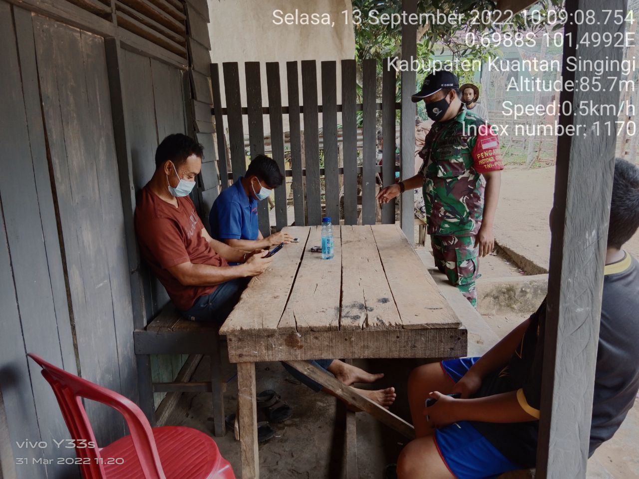 Babinsa Koramil 06/Cerenti Kodim 0302/Inhu, di Desa Lebuh Lurus Kecamatan Inuman, Melaksanakan Komsos Dengan Masyarakat