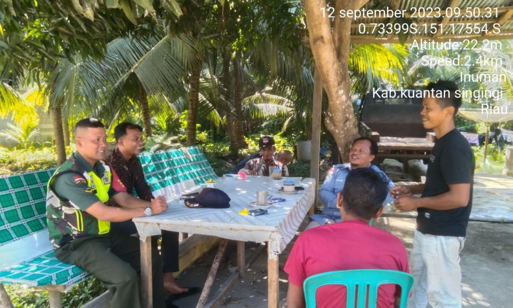 Babinsa Koramil 06/Cerenti  Kodim 0302/Inhu Untuk Menjaga Keakraban Dengan Warga Babinsa Komsos Mempererat Tali Silaturahmi Di Desa Binaan