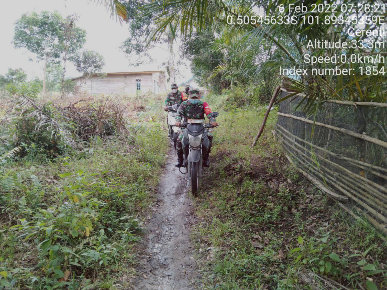Sertu Firman Babinsa Koramil 06/Cerenti Kodim 0302/ Inhu Laksanakan Patroli Untuk Cegah Kebakaran Hutan Dan Lahan di Kampung Baru Timur