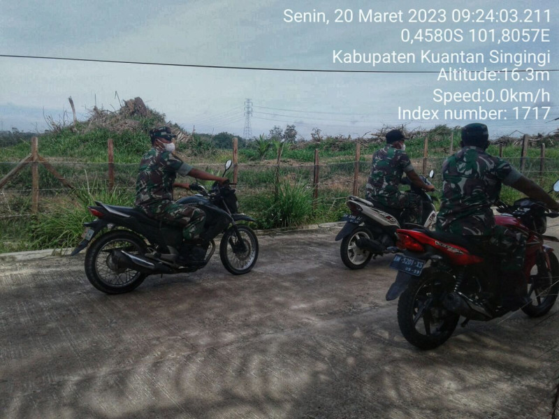 Babinsa Koramil 06/ Cerenti Kodim 0302/Inhu Cegah Bahaya Karhutla Tingkatkan Patroli Dan Sosialisasi Pencegahan Karhutla Di Kelurahan Koto Peraku Kecamatan Cerenti