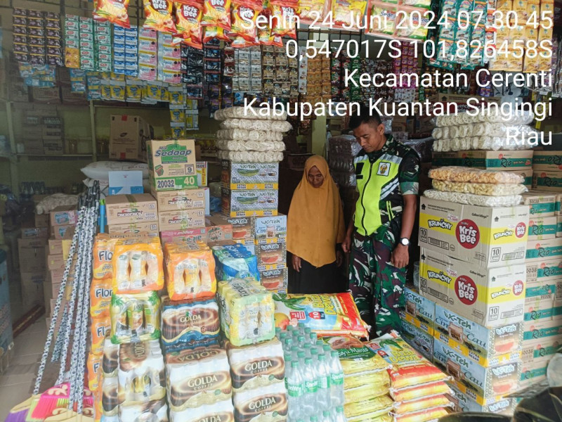 Serda Jama Anur Babinsa Koramil 06/Cerenti Kodim 0302/Inhu Cek Harga Sembako Di Desa Pulau Bayur  Kecamatan Cerenti