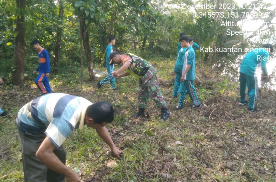 Babinsa Koramil 06/Cerenti Kodim 0302/Inhu Ajak Warga Gotong-royong Bersihkan Jalan