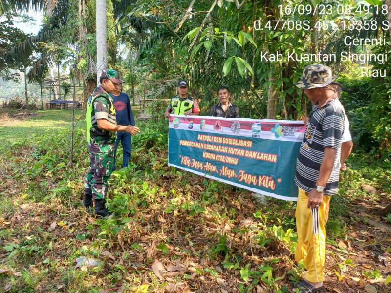 Babinsa Koramil 06/Cerenti Dim 0302/ Inhu Laksanakan Patroli dan Sosialisasi Karlahut Kepada Masyarakat di Desa Pulau Panjang Cerenti