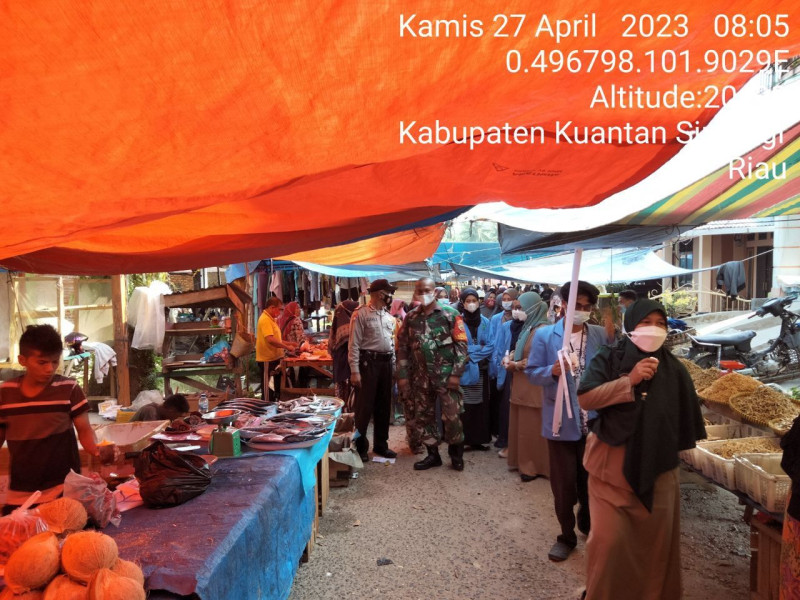 Babinsa Koramil 06/Cerenti Kodim 0302/Inhu Pantau Perkembangan Harga Kebutuhan Pokok Di Pasar Pulau Panjang Hilir,Desa Pulau Panjang Hilir Kecamatan Inuman