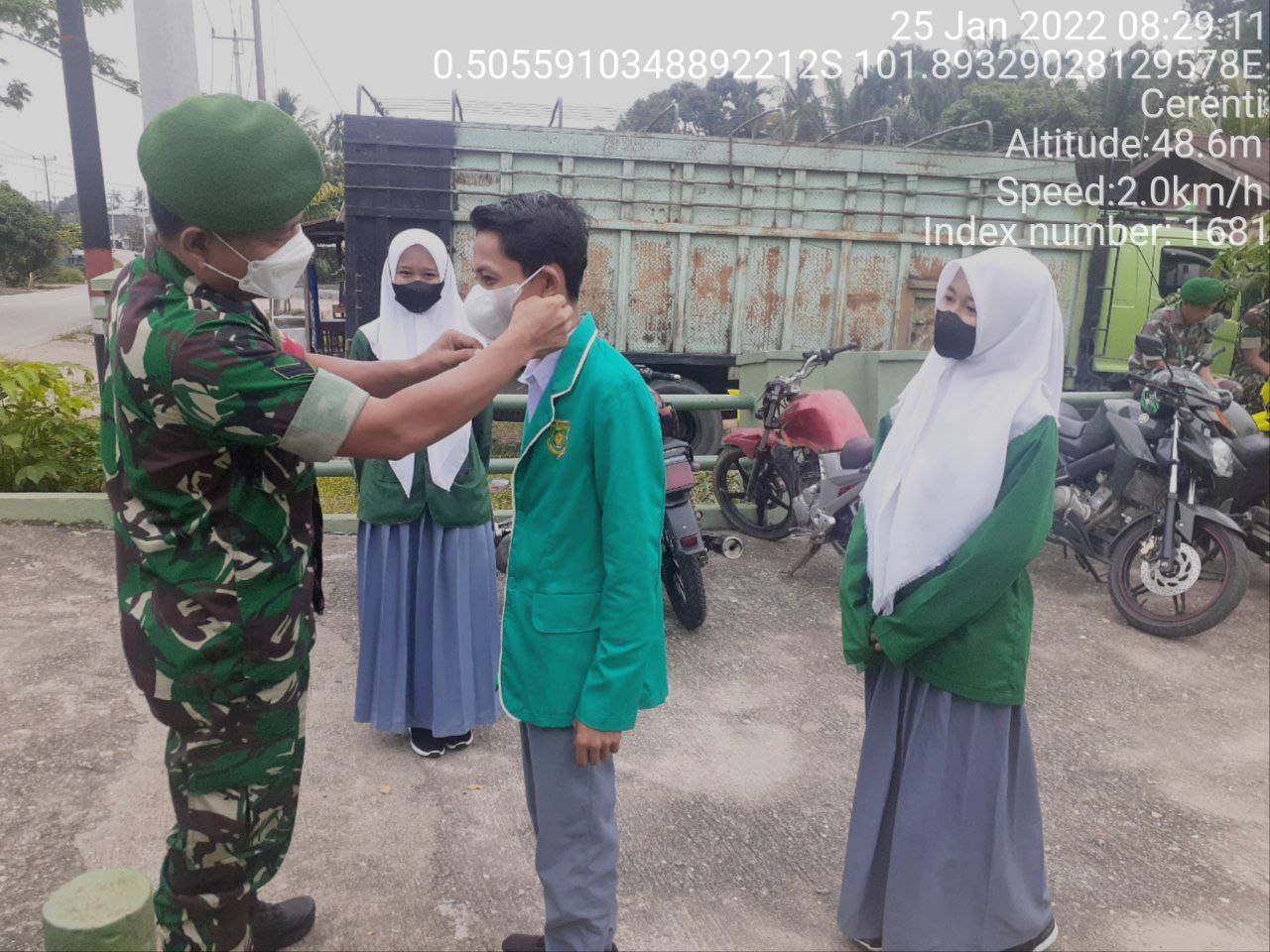 Babinsa Koramil 06/ Cerenti  Kodim 0302/ Inhu  Bagikan Masker  Kepada Anak - Anak Sekolah Koto Cerenti