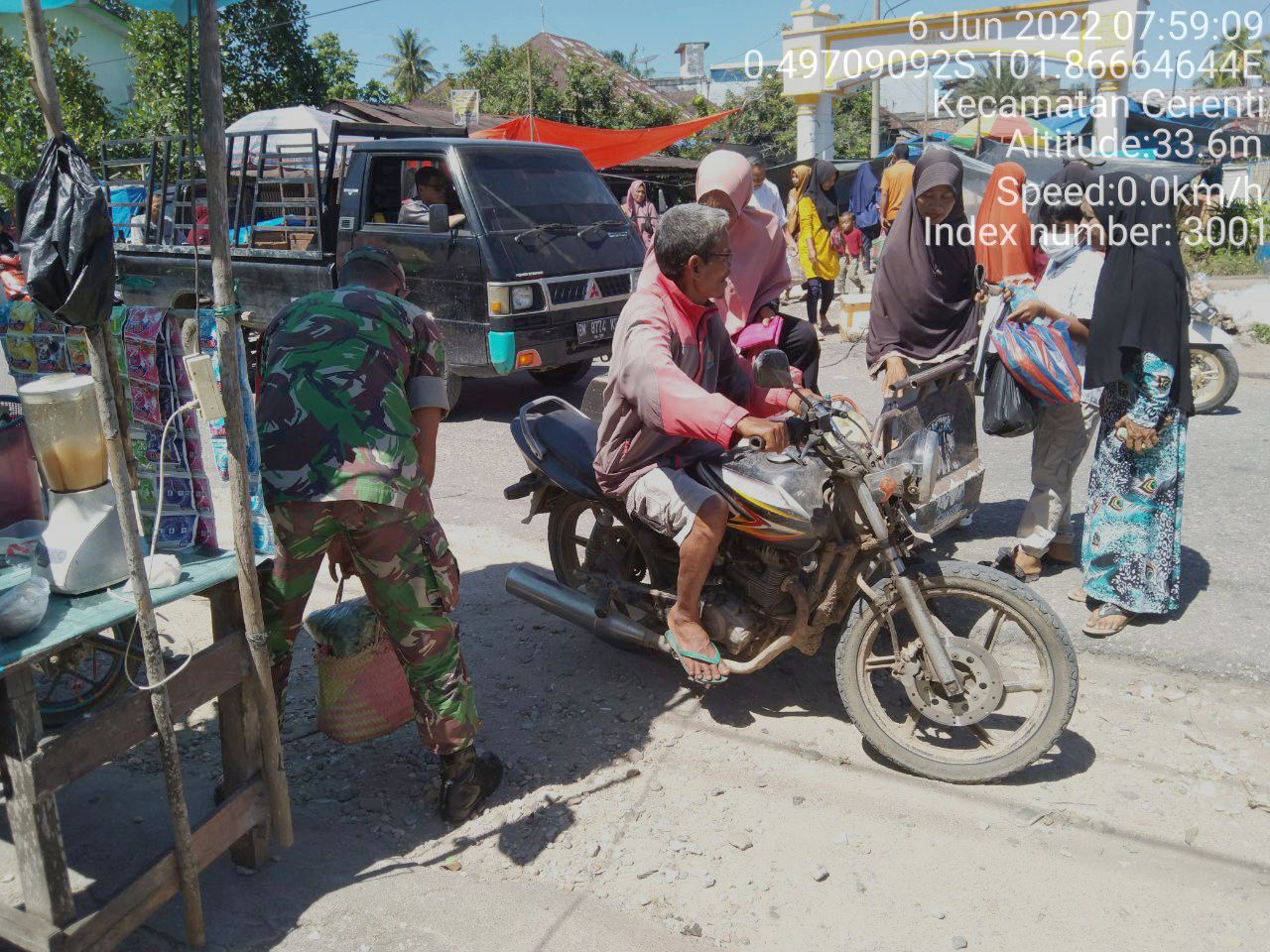 Peduli Dengan Warga Binaan, Babinsa Koramil 06/Cerenti Kodim 0302/Inhu Membantu Angkat Belanja Warga Keatas Becak Hendak Pulang ke Desa Sikakak
