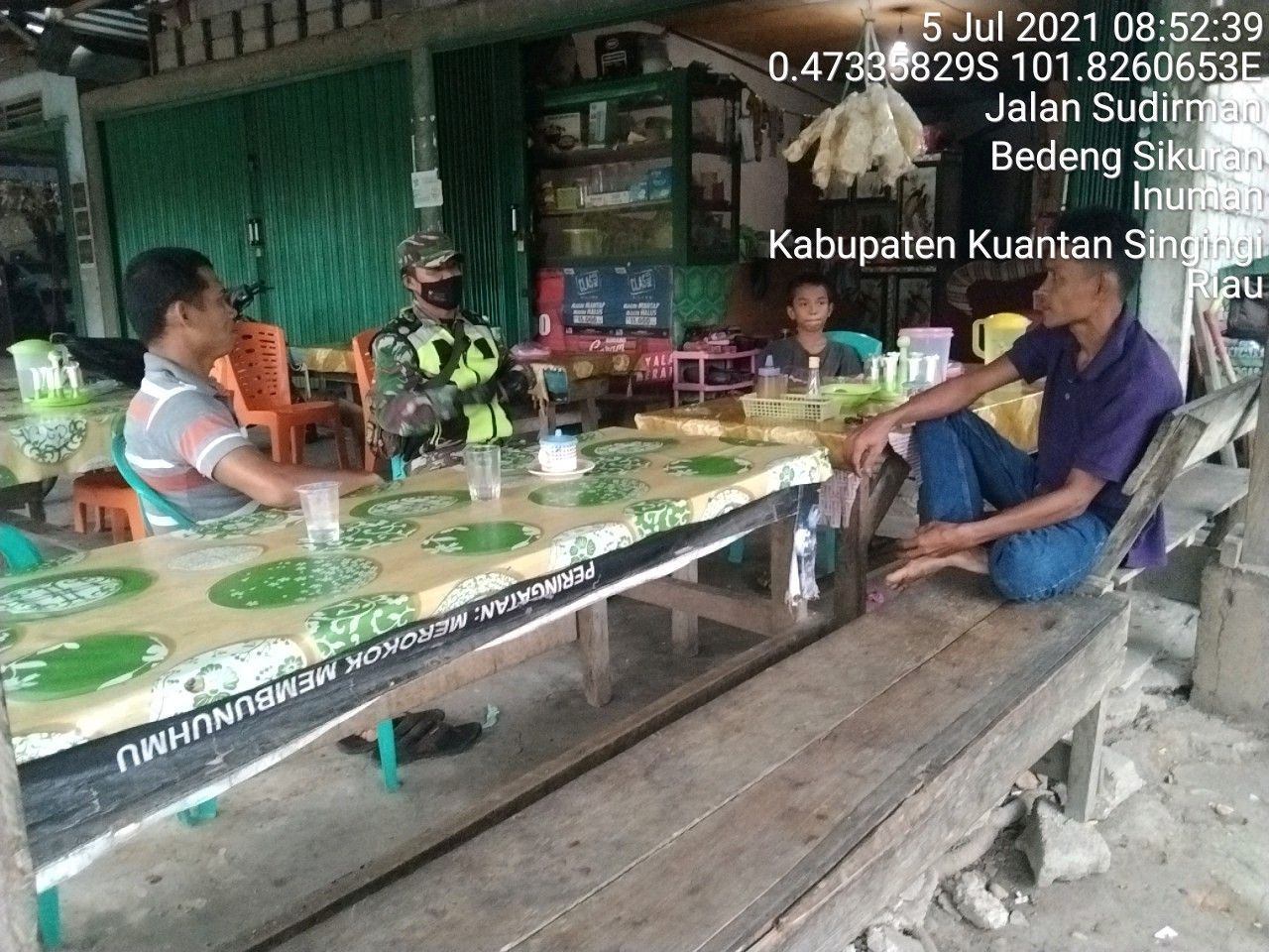 Babinsa Koramil 06/ Cerenti Melaksanakan Komsos Sekaligus Memberikan Himbauan Kepada Warga