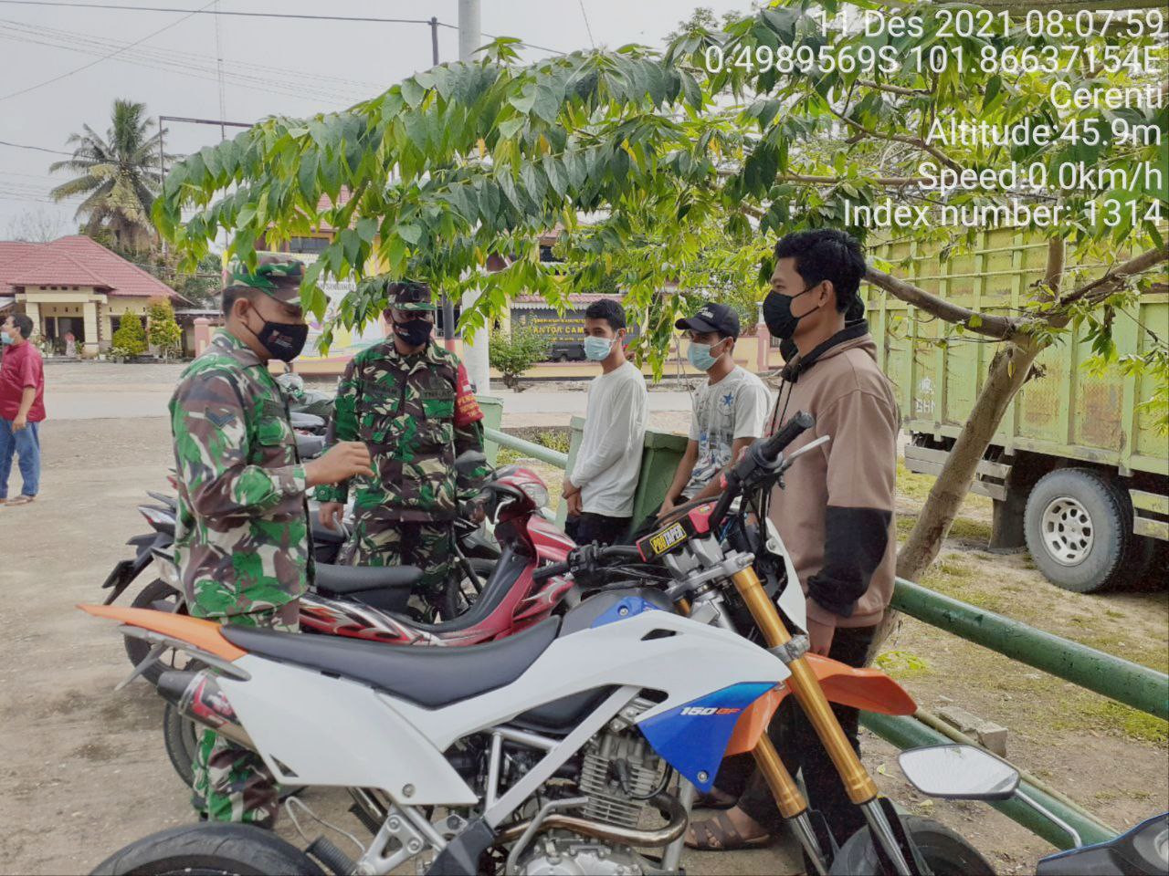 Babinsa Koramil 06/Cerenti Kodim 0302/Inhu Berikan Sosialisasi Serta Himbauan Kepada Warga Agar Patuhi Prokes Covid-19 di Pulau Jambu