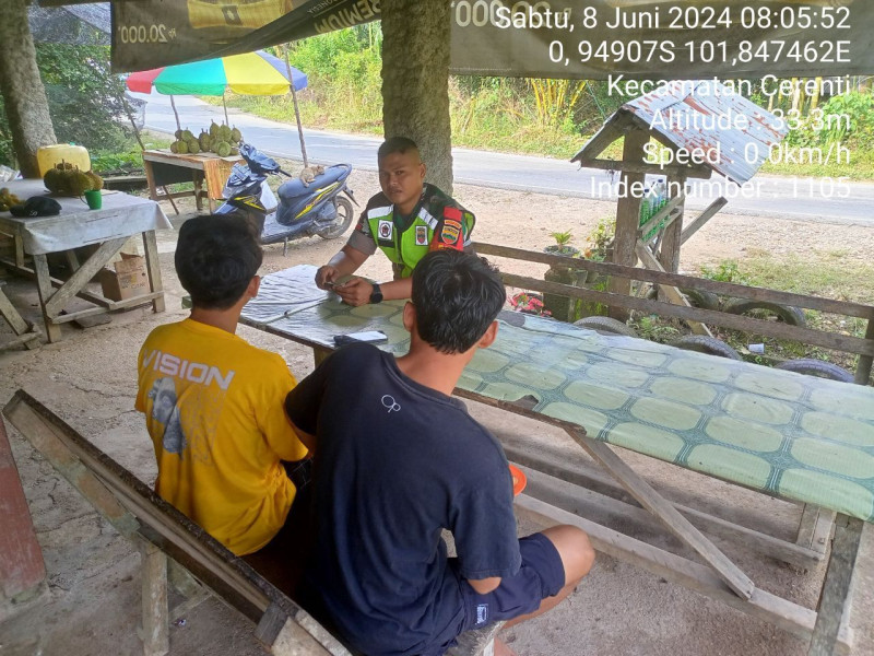 Pratu Chumaidi Babinsa Koramil 06/ Cerenti Kodim 0302/Inhu Melakukan Kegiatan Komsos Dengan Masyarakat Kecamatan Cerenti 