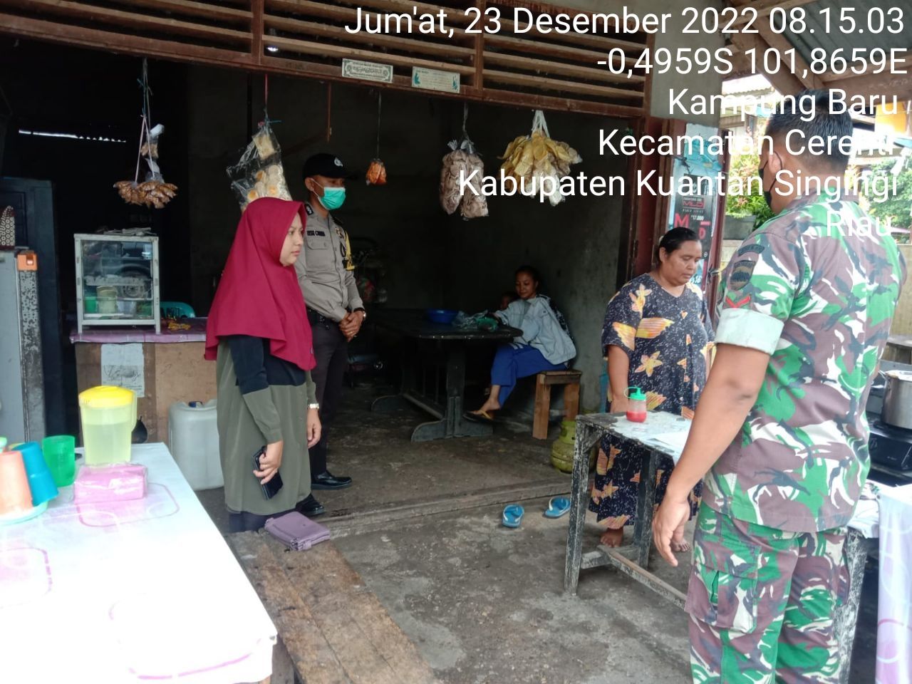 Babinsa Koramil 06/Cerenti Kodim 0302/Inhu Berikan Sosialisasi Serta Himbauan Kepada Warga Desa Kampung Baru Kecamatan Cerenti Agar Patuhi Prokes Covid-19