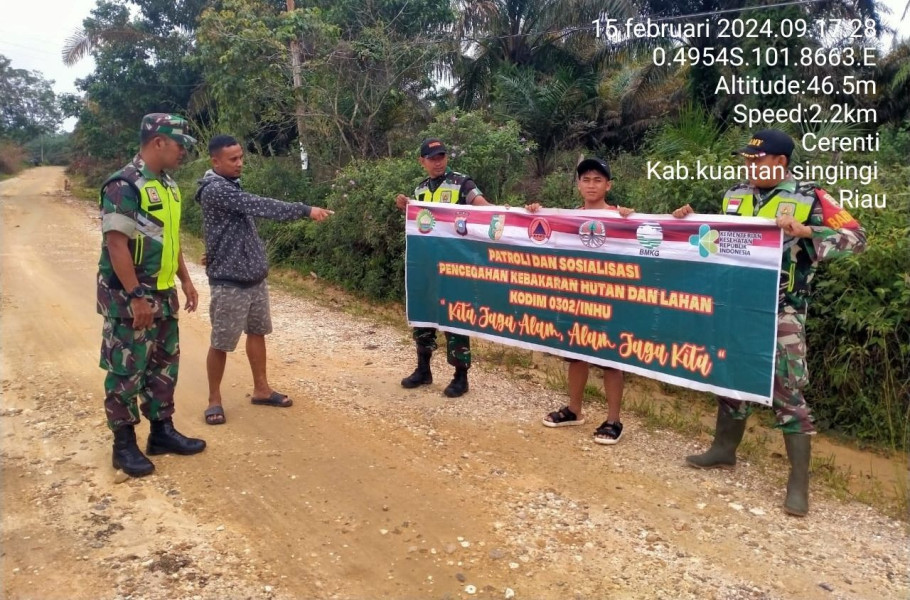 Anggota  Babinsa Koramil 06/Cerenti Kodim 0302/Inhu Laksanakan Patroli di Desa Binaan 