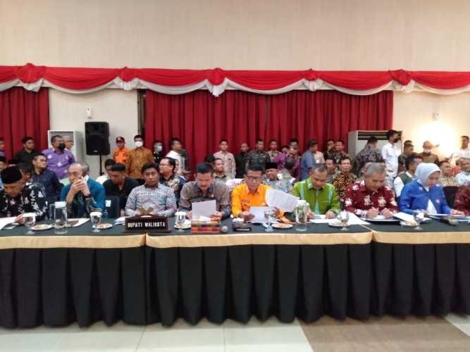 Antisipasi Karhutla Gubernur Riau Kumpulkan Bupati/ Walikota 