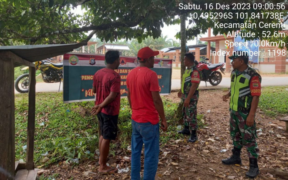 Serka Efison Dan Para Babinsa Koramil 06/Cerenti Kodim 0302/Inhu Laksanakan Patroli dan  Sosialisasi Untuk Cegah Kebakaran Hutan Dan Lahan di Desa Binaannya