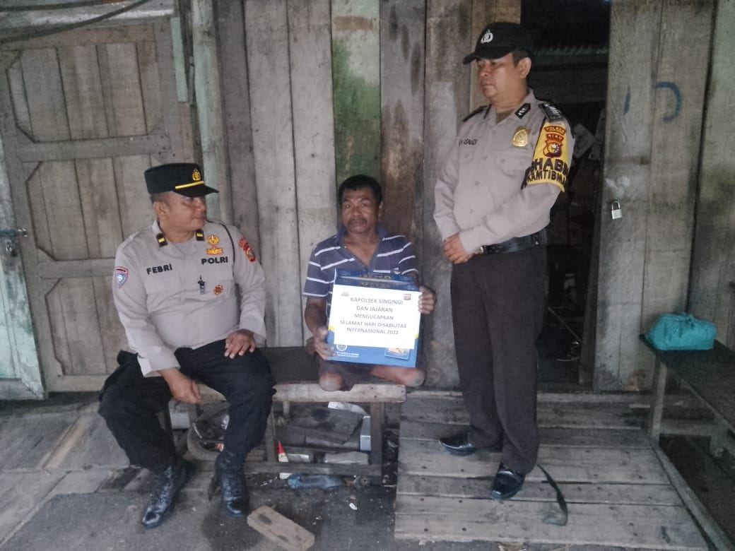 Anggota Polsek Singingi Berikan Sembako Kepada Penyandang Disabilitas Warga  Kelurahan Muara Lembu Kecamatan Singingi 