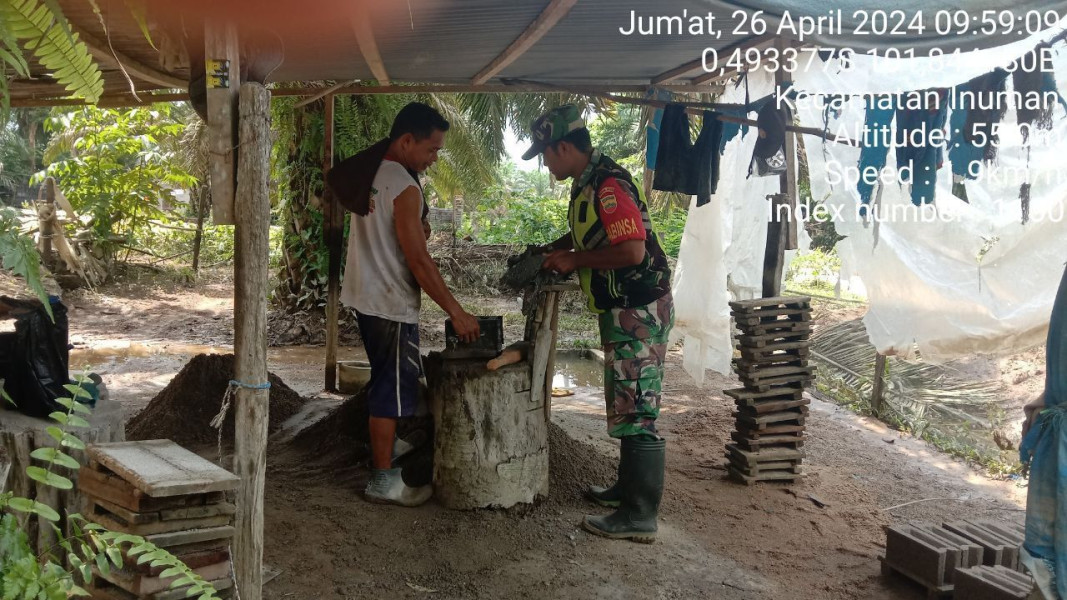 Babinsa Koramil 06/ Cerenti Kodim 0302/Inhu Bantu Angkat Batu Batako Buat Rumah Warga Desa Pulau Panjang Hulu 