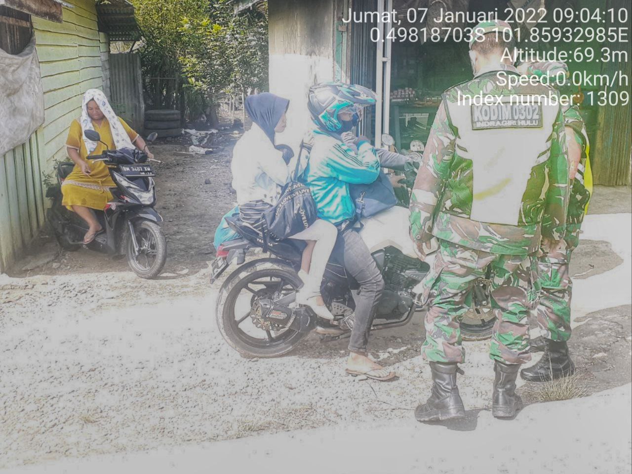 Babinsa Koramil 06/Cerenti Dim 0302/Inhu  Berikan Sosialisasi Serta Himbauan Kepada Warga Agar Patuhi Prokes Covid-19 di Desa Pesikaian Kecamatan Cerenti