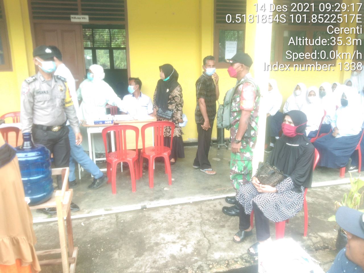 Babinsa Koramil 06/Cerenti Kodim 0302/Inhu Pantau Dan Dampingi Pelaksanaan Vaksin Covid-19 di Halaman SMPN 3 Cerenti