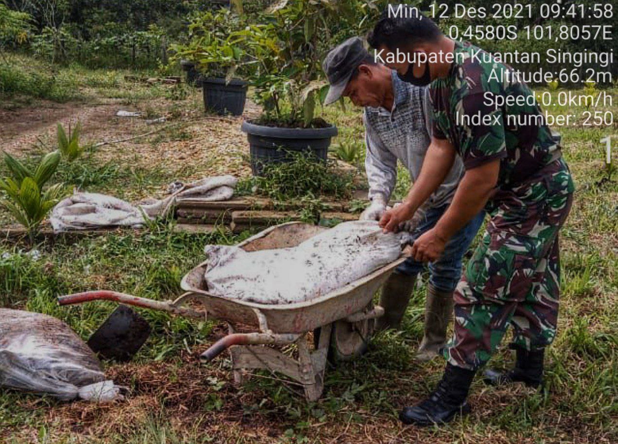 Kopda Irwan Babinsa Koramil 06/ Cerenti Kodim 0302/ Inhu Membantu Mengangkat Pupuk Warga di Desa Kompe Berangin Kecamatan Cerenti