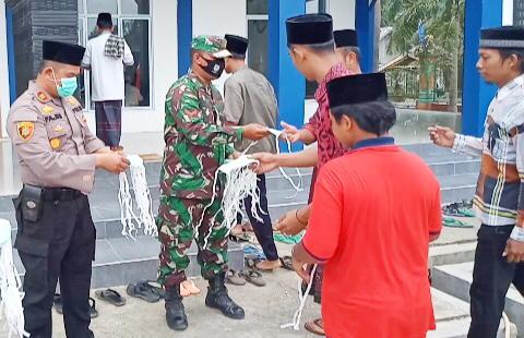 Bagikan Masker, Kapolsek Kerumutan Imbau Jamaah Masjid Al Muhajirin Desa Pematang Tinggi Taati Protokol Kesehatan