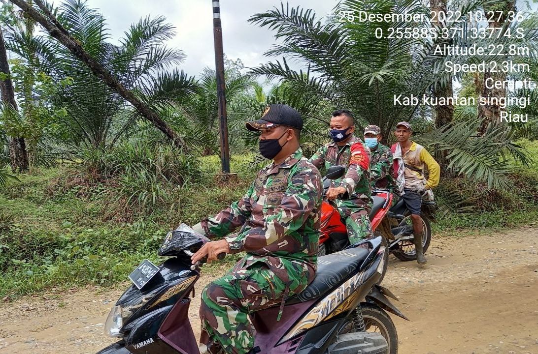 Tingkatkn Pengawasan Karlahut di Desa Pulau Panjang Cerenti, Babinsa Koramil 06/Cerenti Kodim 0302/Inhu Melaksanakan Patroli dan Sosialisasi Kepada Masyarakat