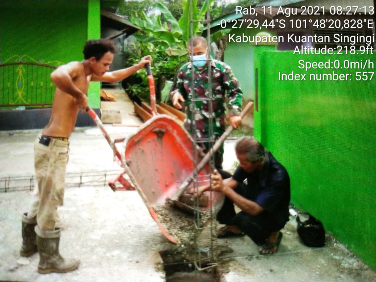 Babinsa Koramil 06/Cerenti Kodim 0302/ Inhu,Serka M.Amin Bersama Masyarakat Gotong Royong Membangun Pengecoran Tiang Musholah Baitullah 