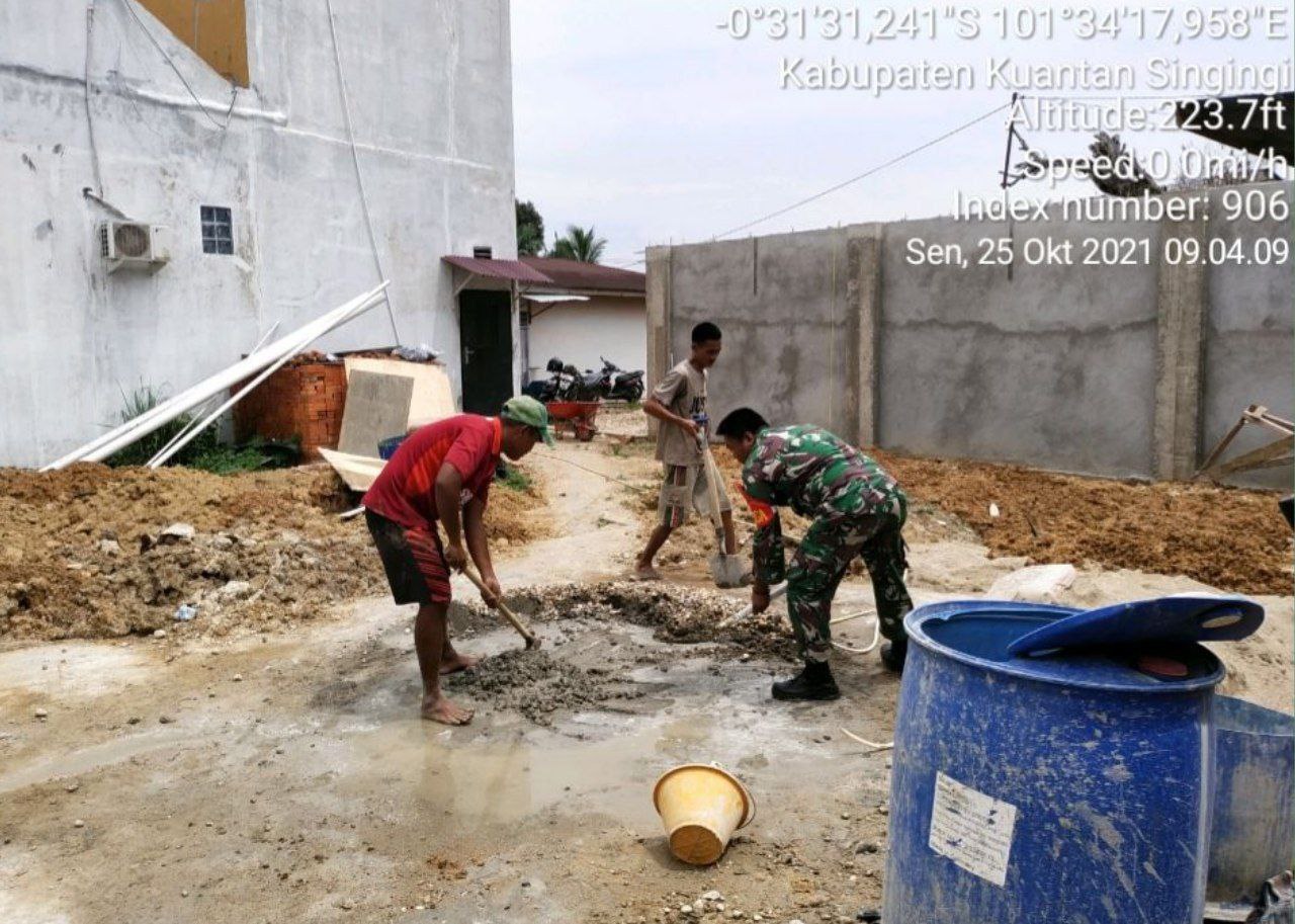Anggota Koramil 06 /Cerenti Kodim 0302/ Inhu Bersama Masyarakat Gotong Royong di Desa Lebuh Lurus