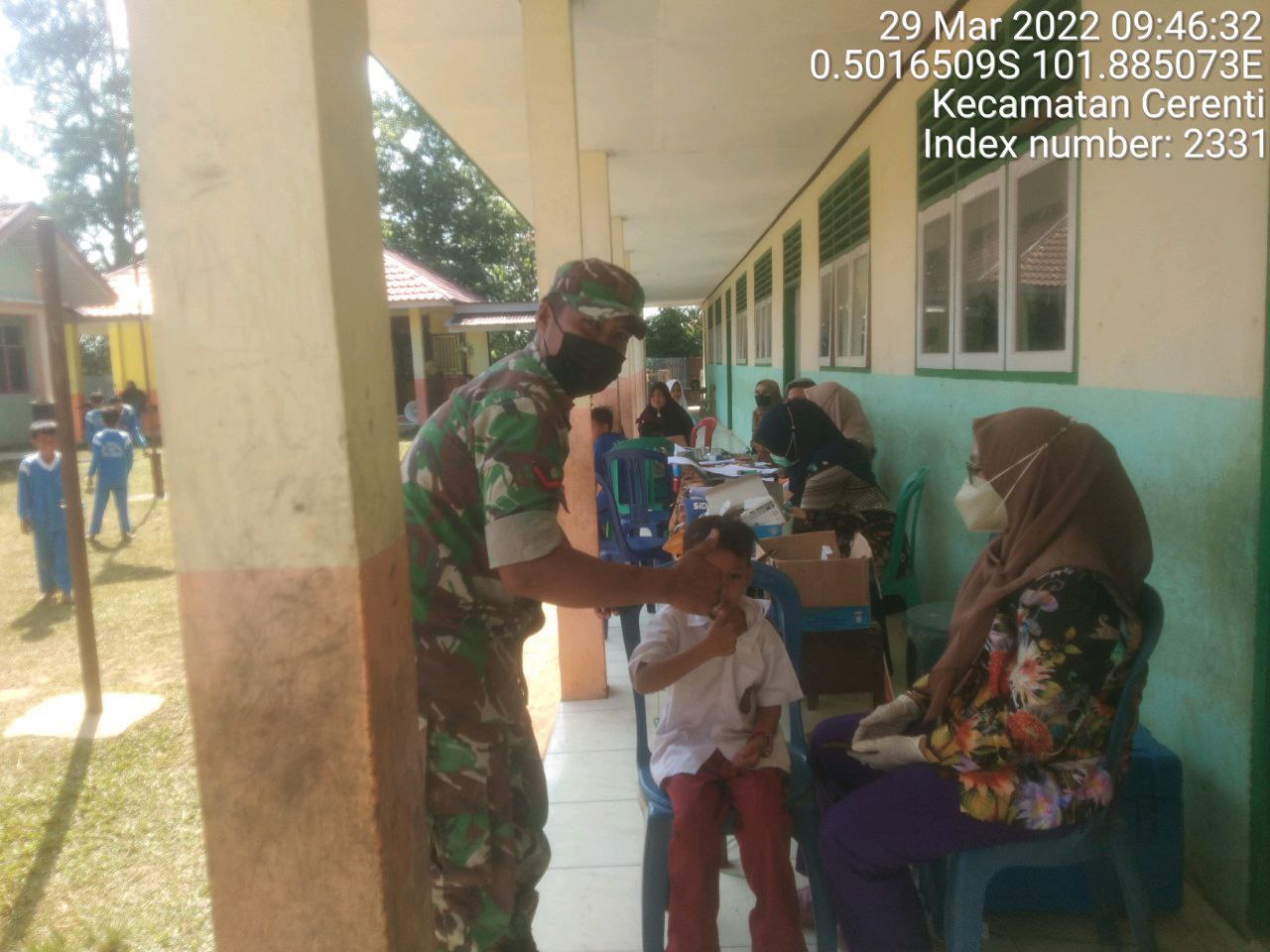 Babinsa Koramil 06/Cerenti Kodim 0302/Inhu Pantau Dan Dampingi Pelaksanaan Vaksin Covid-19 di SD Negeri 012 Koto Cerenti Kecamatan Cerenti