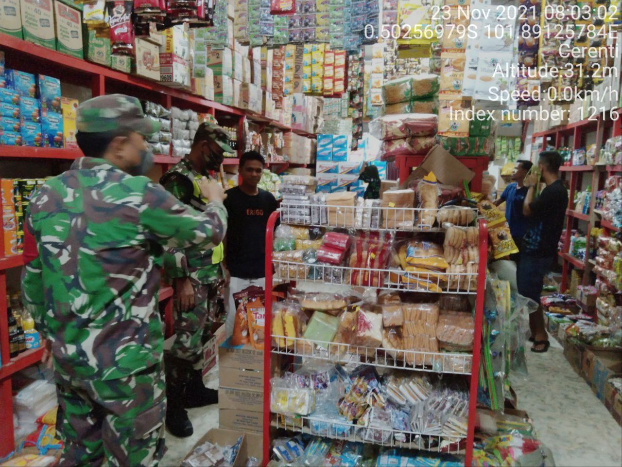 Babinsa Koramil 06/Cerenti Dim 0302/Inhu  Berikan Sosialisasi Serta Himbauan Kepada Warga Agar Patuhi Prokes Covid-19 di Desa Sikakak Kecamatan Cerenti 