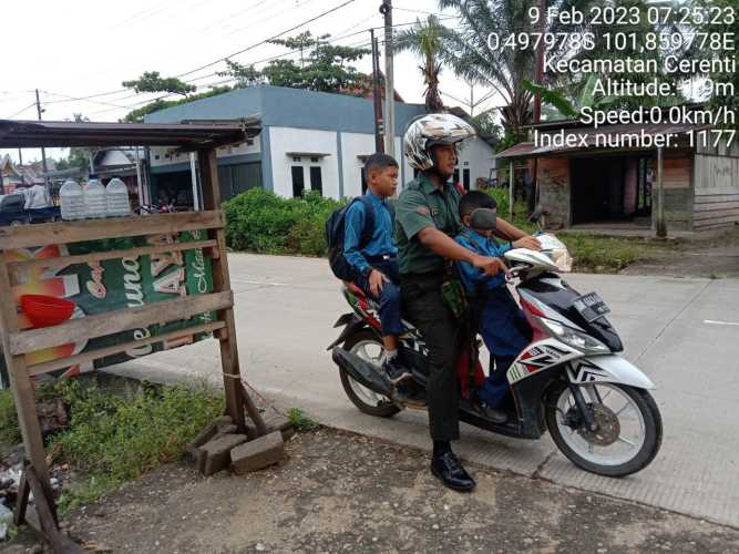 Babinsa Koramil 06/Cerenti Kodim 0302/Inhu Memberi Tumpangan Anak SD Yang Mau Berangkat Sekolah
