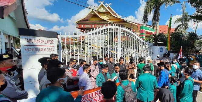 BEM UMRI Demo Di Depan Gedung DPRD Riau, Menolak Pengesahan RUU Omnibuslaw.