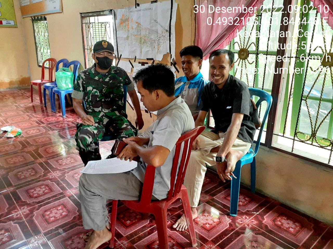 Sertu Efison Babinsa Koramil 06/Cerenti Kodim 0302/Inhu Komsos Dengan Warga Binaan Memberikan Pengertian Untuk Selalu Menjaga Protokol Kesehatan