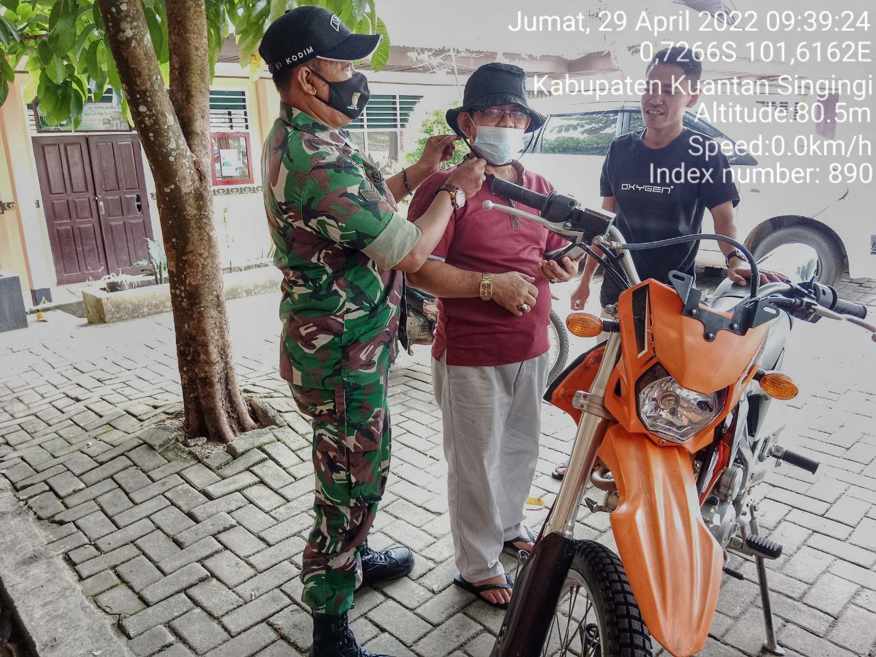 Babinsa Koramil 06/ Cerenti Kodim 0302/ Inhu Membagikan Masker Untuk Masyarakat di Pulau Sipan Kecamatan Inuman Kabupaten Kuantan Singingi