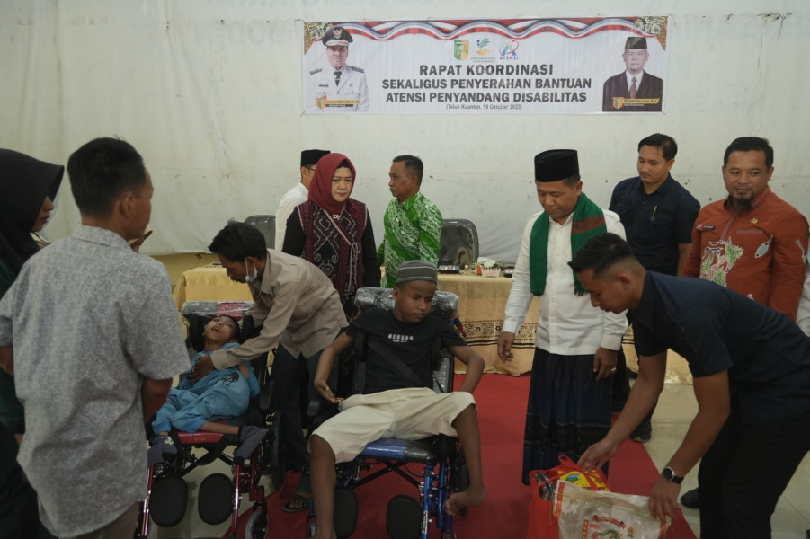 Salurkan Bantuan Bagi Penyandang Disabilitas;  Bupati Suhardiman Amby Untuk Menata Kehidupan Lebih Baik