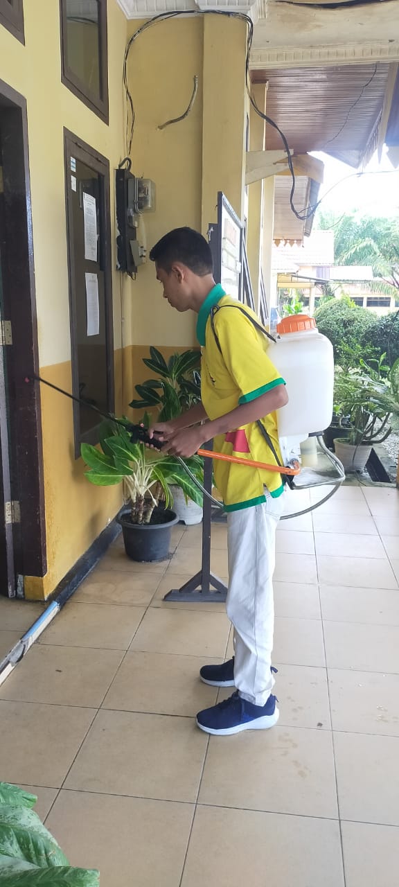 Respon Intruksi Bupati, Camat Singingi Semprot Desinfektan