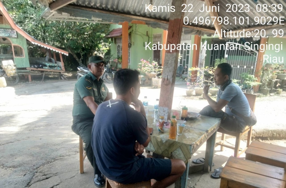 Babinsa Koramil 06/Cerenti Kodim 0302/Inhu Serda Juanda Komsos Dengan Warga Binaan Memberikan Pengertian Tentang Pentingnya Menjaga Keamanan Lingkungan