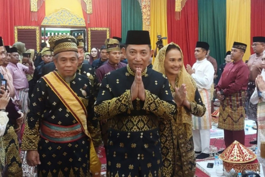 Kapolri Terima Anugerah Adat Ingatan Budi dari LAM Riau