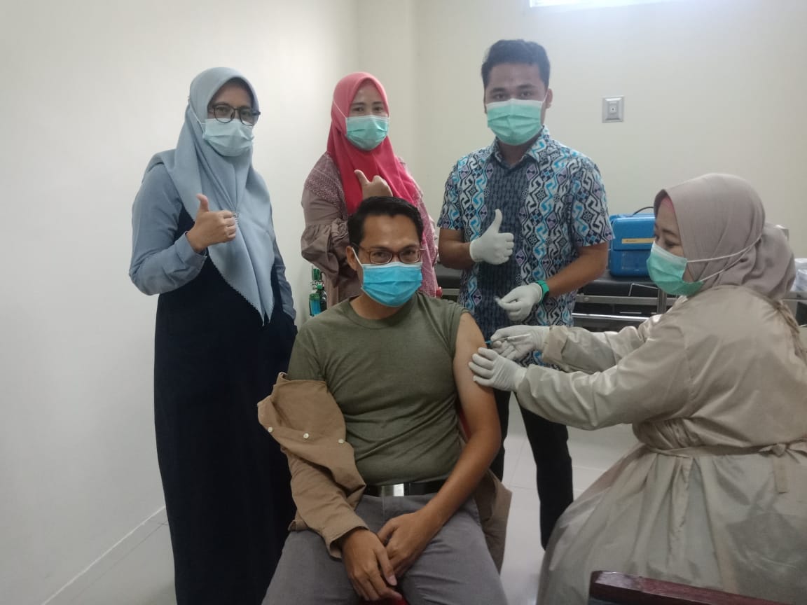 Mutriaka Chaniago dan Untung Divaksin Perdana dari Kalangan awak media dikuansing