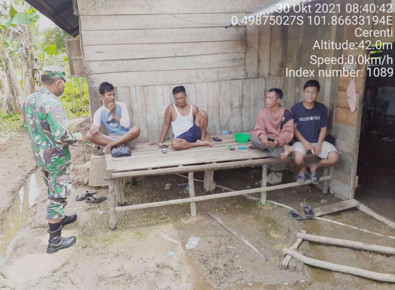 Sertu Efison Babinsa Koramil 06/Cerenti  Dim 0302/Inhu Komsos Dengan Warga Desa Pulau Bayur Kecamatan Cerenti