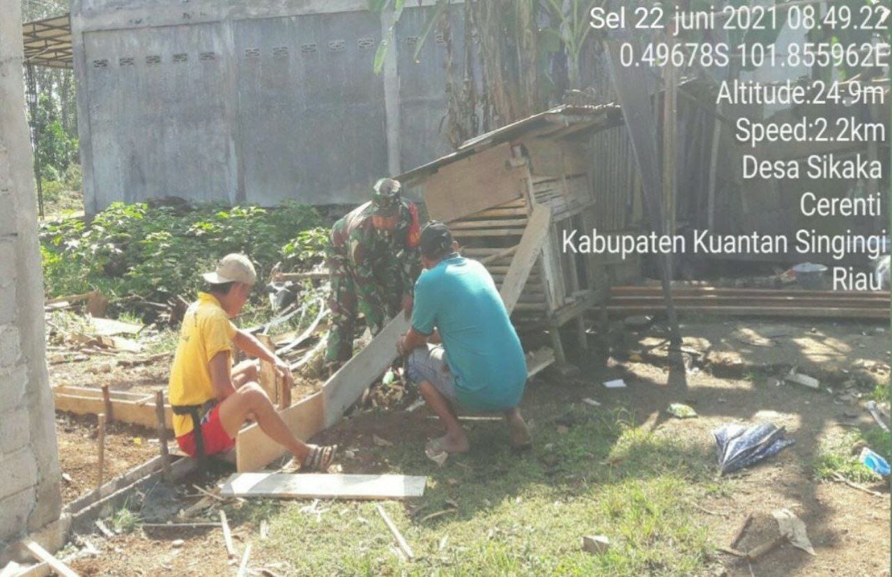 Serda Dumen Siregar Babinsa Koramil 06/Cerenti Kodim 0302/Inhu Bersama Masyarakat Gotong Royong